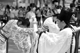 为纪念孔子诞辰2565周年，9月27日，beat365英国官网网站学子身着华丽汉服在孔子雕像前隆重行拜师礼，现场展示汉礼、秀书法和茶艺，弘扬传统文化。