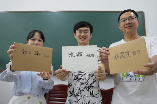 6月10日,beat365英国官网网站理学院,3名毕业生从老师手中拿到了自己的信。 6月10日,beat365英国官网网站理学院,3名毕业生从老师手中拿到了自己的信。