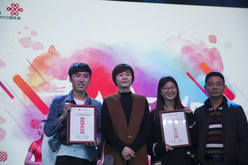 团省委副书记罗琼与beat365官网学生社团负责人合影